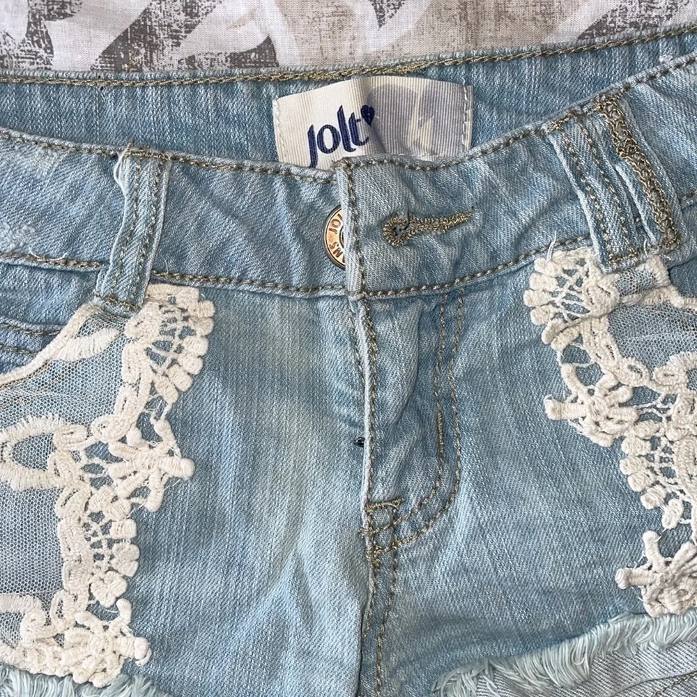 JOLT light blue lace embroidered fringe jean shorts in juniors size 1 - Picture 3 of 8